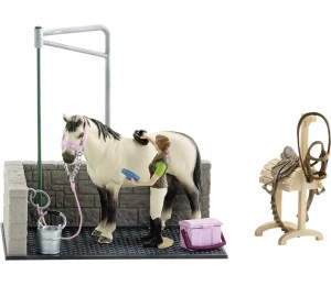 SCHLEICH Mycí kout pro koně herní set s koníkem a ošetřovatelkou